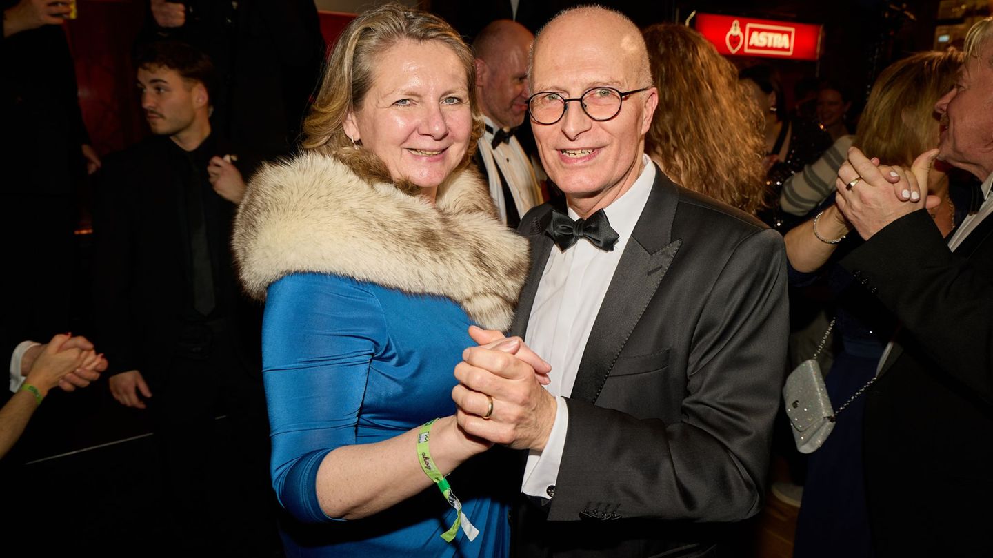 Hamburger können auch feiern, sagt Bürgermeister Peter Tschentscher (SPD). Er tanzte mit Kathrin Wirth-Ueberschär, Hoteldirektor