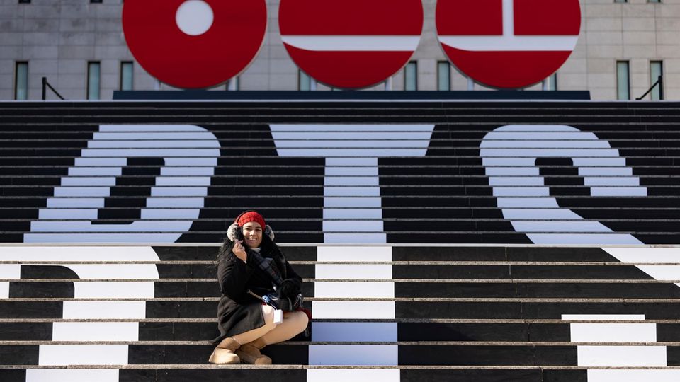 Fast vier Jahre haben Fans in aller Welt darauf gewartet, dass die sieben Künstler von BTS wieder auf einer Bühne stehen. Die Gründe: Pandemie und Militärdienst