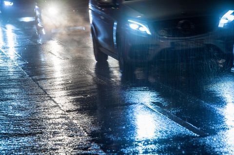 Glatteis, überfrierender Regen, Glätte, glatte Straße, Autos bei Regen, Wetter