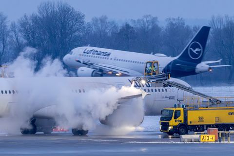 An den bayerischen Flughäfen würden wetterbedingt mehrere Flüge gestrichen. Foto: Peter Kneffel/dpa