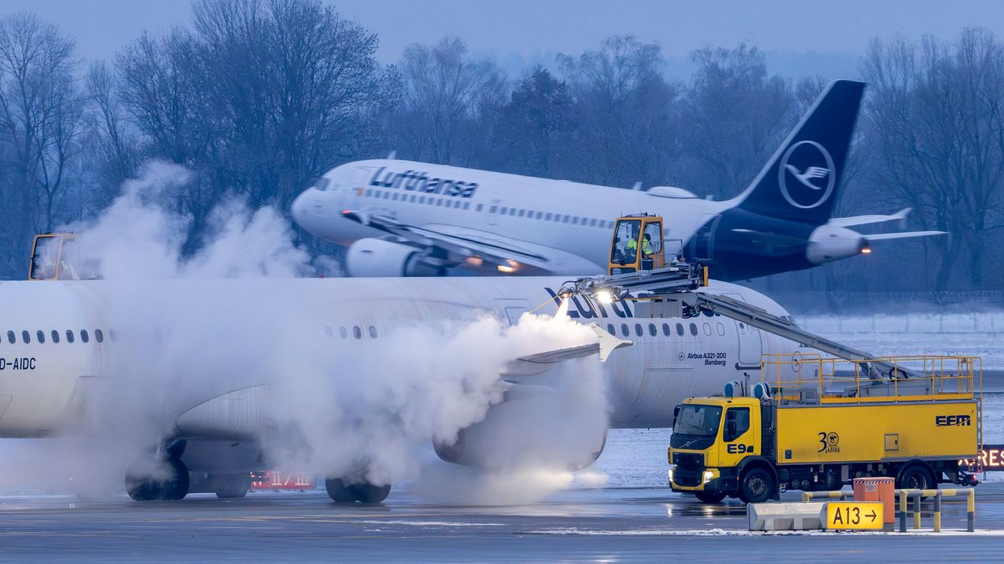 An den bayerischen Flughäfen würden wetterbedingt mehrere Flüge gestrichen. Foto: Peter Kneffel/dpa