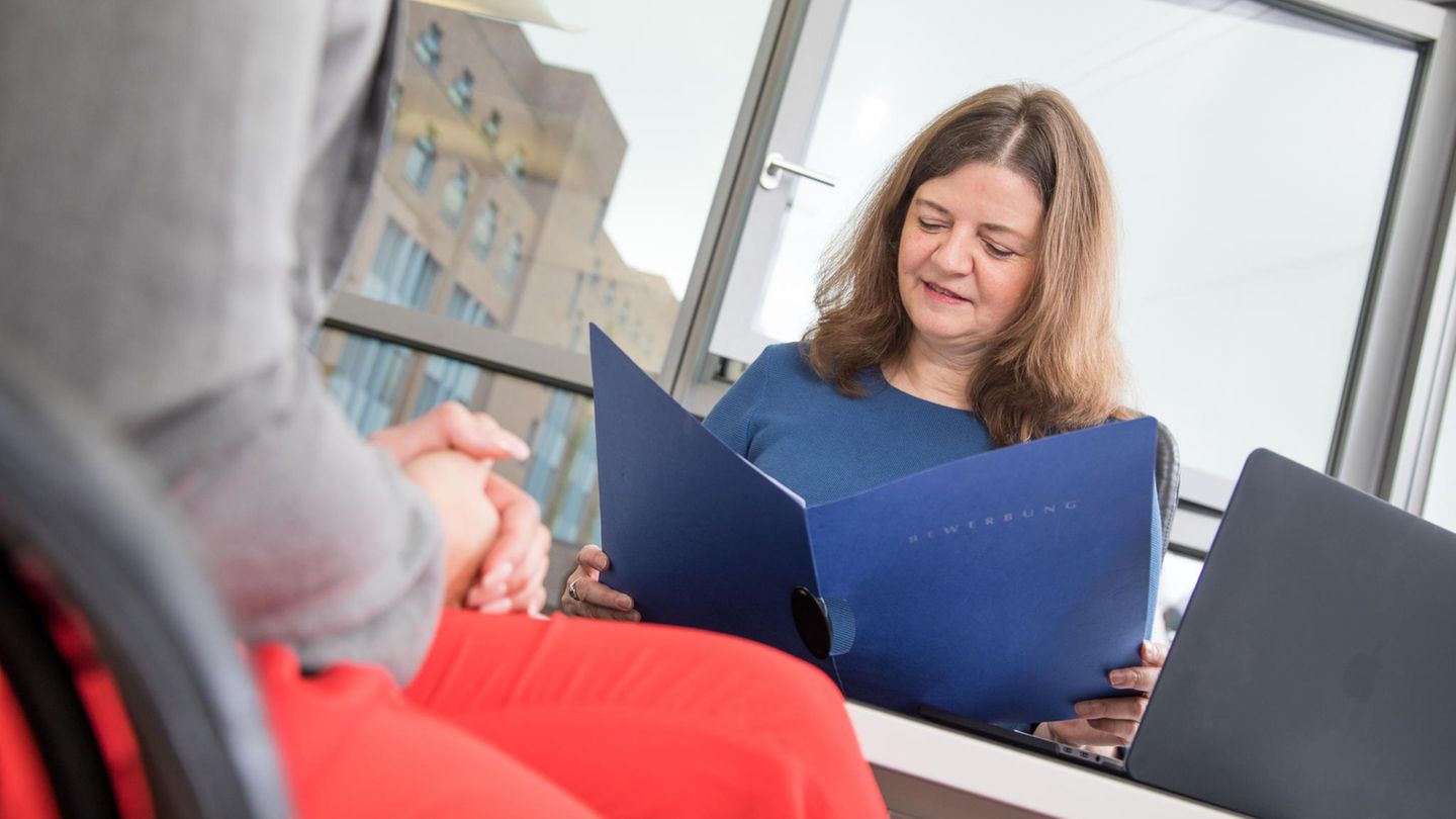 Eine Frau sitzt in einem Bewerbungsgespräch – die Jobsuche kann 2026 lang dauern