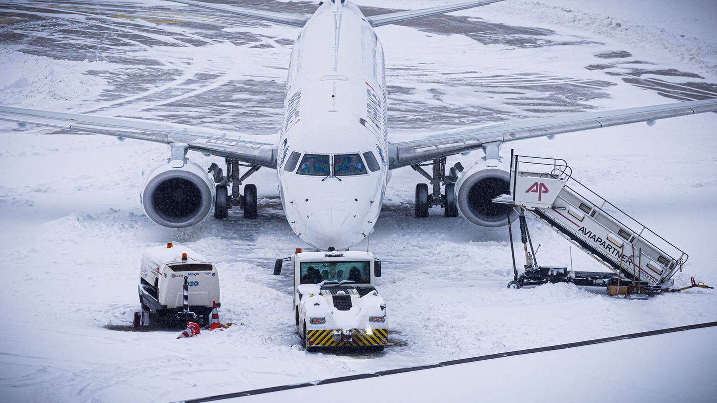 Die Airports Hannover und Bremen bleiben trotz winterlicher Bedingungen offen. Foto: Moritz Frankenberg/dpa