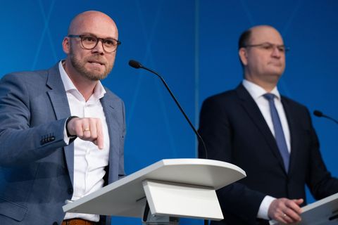 Zwischen Finanzminister Albert Füracker (CSU, rechts) und Digitalminister Fabian Mehring (Freie Wähler) ist ein offener Streit ü