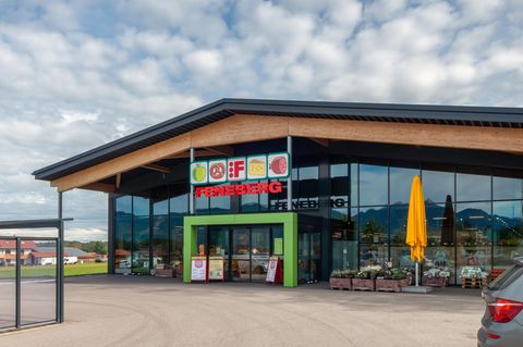 Die süddeutsche Supermarktkette Feneberg hat Anfang 2026 ein Schutzschirmverfahren nach Insolvenzrecht beantragt. Das Familienunternehmen betreibt mehr als 70 Supermärkte, vornehmlich im Allgäu und der Bodensee-Region. Feneberg hat rund 3000 Beschäftigte und macht 500 Millionen Euro Jahresumsatz. Das Unternehmen will sich im laufenden Betrieb sanieren, die Märkte bleiben geöffnet