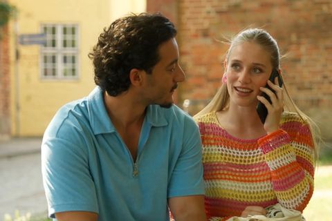 "Rote Rosen": Bella (r.) und Elyas (l.) stehen kurz vor ihrer Abreise nach Mexiko.