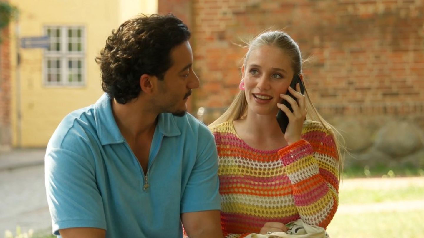 "Rote Rosen": Bella (r.) und Elyas (l.) stehen kurz vor ihrer Abreise nach Mexiko.