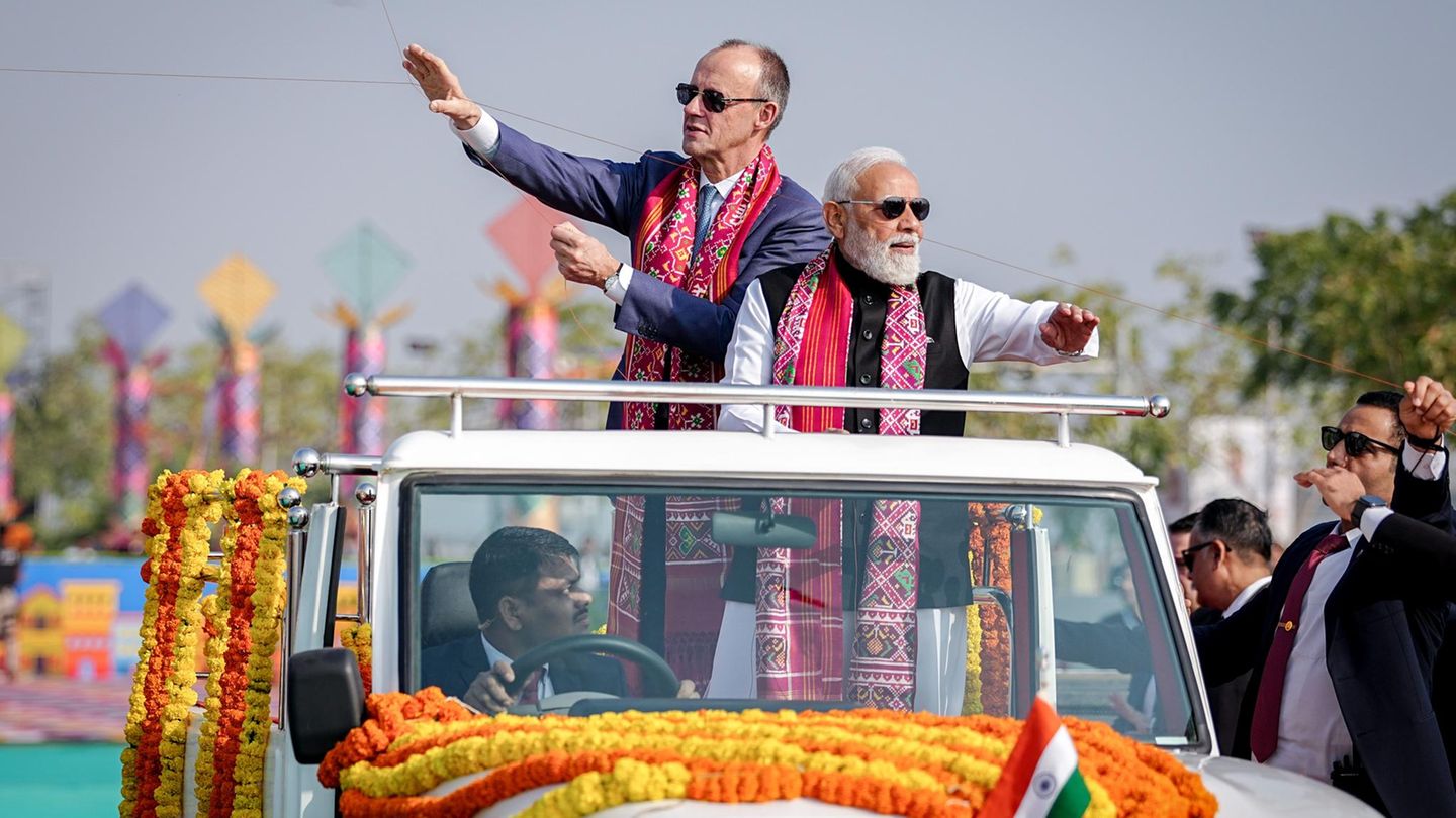 Kanzler Merz mit Indiens Premier Modi in Ahmedabad: Grüße gegen raus an Trump