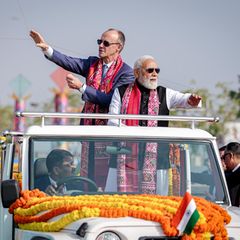 Kanzler Merz mit Indiens Premier Modi in Ahmedabad: Grüße gegen raus an Trump