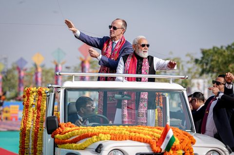 Kanzler Merz mit Indiens Premier Modi in Ahmedabad: Grüße gegen raus an Trump