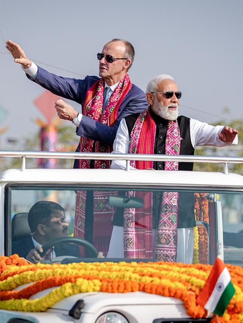 Kanzler Merz mit Indiens Premier Modi in Ahmedabad: Grüße gegen raus an Trump