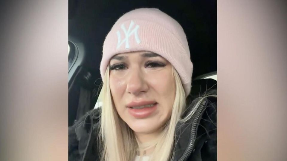 Eine Pflegerin aus Düsseldorf steckt in ihrem Auto fest und ist verzweifelt.