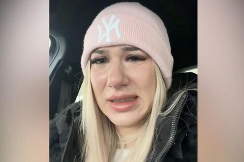 Eine Pflegerin aus Düsseldorf steckt in ihrem Auto fest und ist verzweifelt.