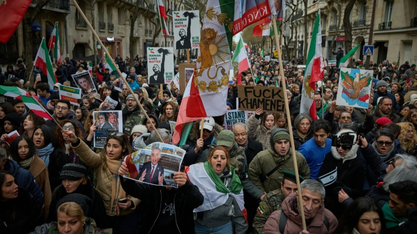 Proteste in Paris gegen die Führung im Iran