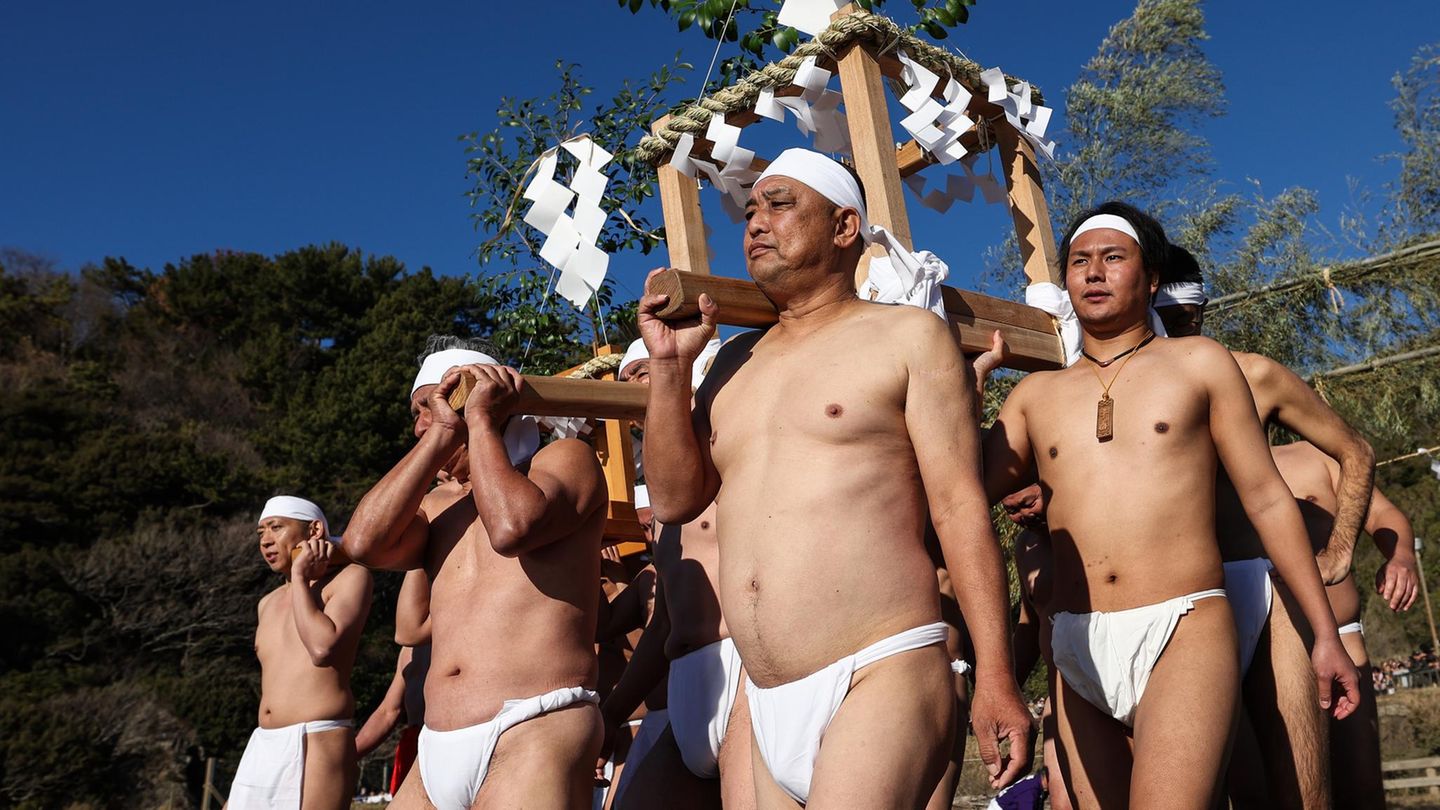 Numazu, Japan. Männer in ihren "unglücklichen Jahren" – nach japanischem Glauben also im Alter von 25, 42 oder 61 Jahren – tragen einen Schrein. Das Fest ist eine traditionelle Neujahrsveranstaltung, die im Ushibuseyama-Park stattfindet, um für Frieden und reiche Ernten zu beten. Mit den Schreinen gehen die Männer ins winterkalte Meer und machen sich dabei Mut durch bestimmte Gesänge