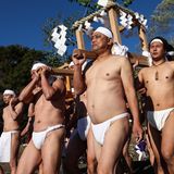 Numazu, Japan. Männer in ihren "unglücklichen Jahren" – nach japanischem Glauben also im Alter von 25, 42 oder 61 Jahren – tragen einen Schrein. Das Fest ist eine traditionelle Neujahrsveranstaltung, die im Ushibuseyama-Park stattfindet, um für Frieden und reiche Ernten zu beten. Mit den Schreinen gehen die Männer ins winterkalte Meer und machen sich dabei Mut durch bestimmte Gesänge