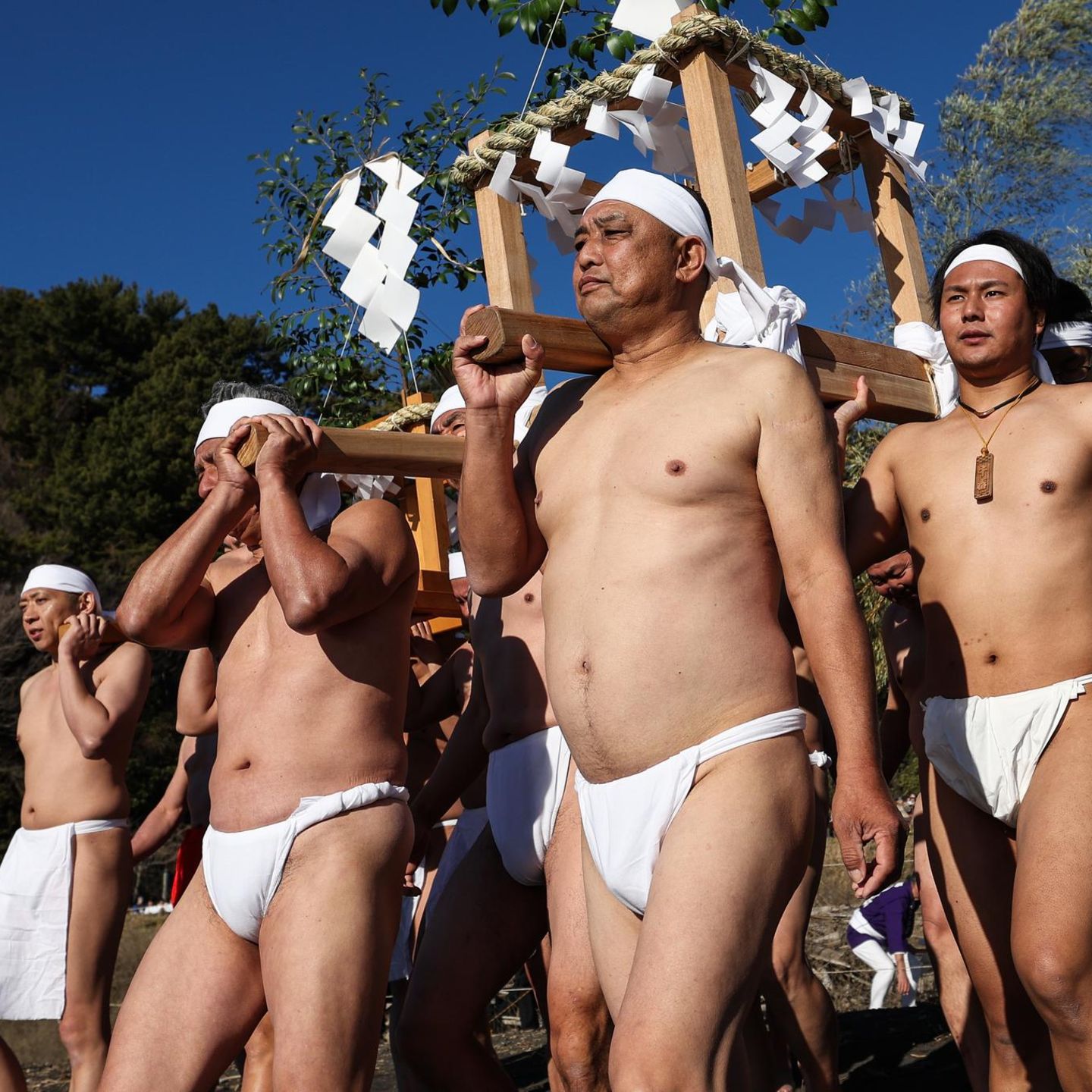 Numazu, Japan. Männer in ihren "unglücklichen Jahren" – nach japanischem Glauben also im Alter von 25, 42 oder 61 Jahren – tragen einen Schrein. Das Fest ist eine traditionelle Neujahrsveranstaltung, die im Ushibuseyama-Park stattfindet, um für Frieden und reiche Ernten zu beten. Mit den Schreinen gehen die Männer ins winterkalte Meer und machen sich dabei Mut durch bestimmte Gesänge