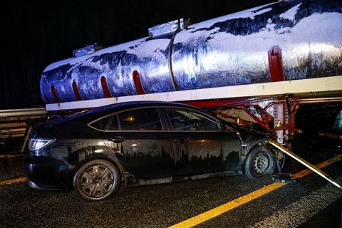 Ein Auto ist auf der A46 in einen querstehenden Lastwagen gefahren. Foto: Dennis Echtermann/dpa