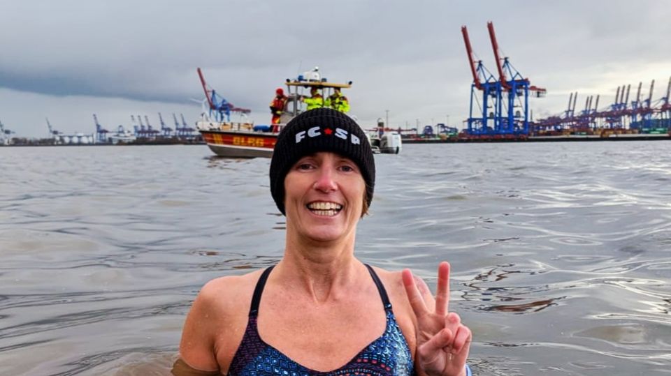 Eisbaden Katharina Lohse im Wasser vor Hafenkränen