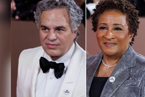 Mark Ruffalo und Wanda Sykes mit sichtbaren "Be Good"-Ansteckern bei den 83. Golden Globe Awards.