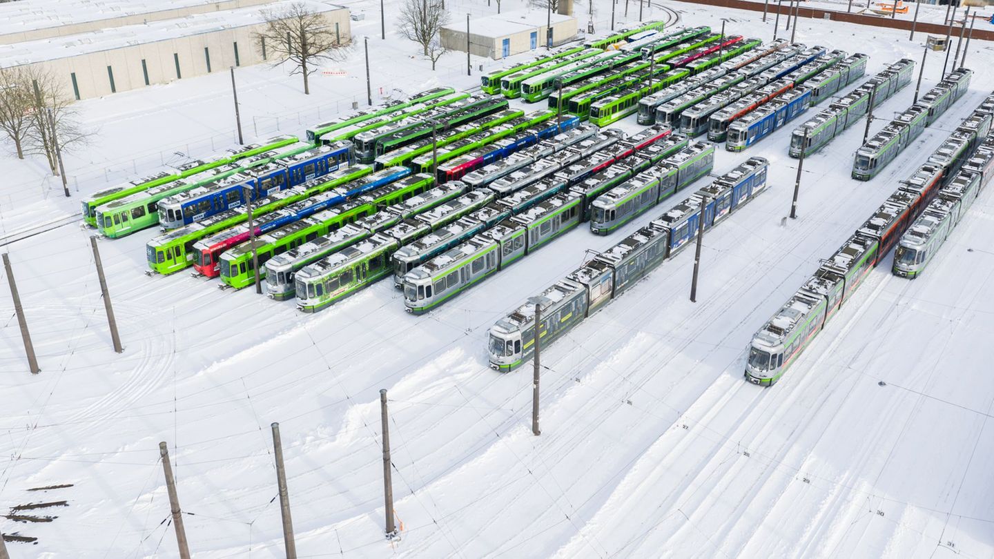 Viele Stadtbahnen der Üstra blieben in den vergangenen Tagen wegen des eisigen Wetters in den Betriebshöfen. Foto: Julian Strate