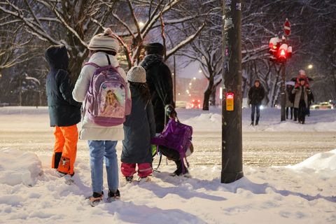 Der Präsenzunterricht an Hamburgs Schulen wird nach Behördenangaben trotz der Glatteiswarnung des Deutschen Wetterdiensts fortge