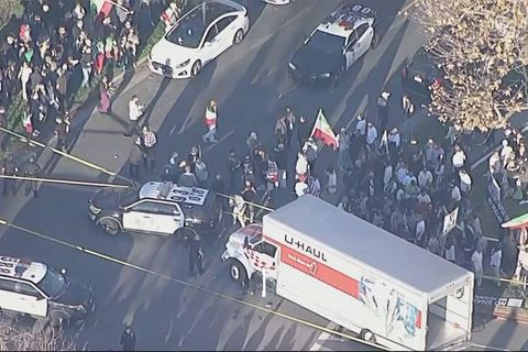 Gestoppter Truck in Menschenmenge