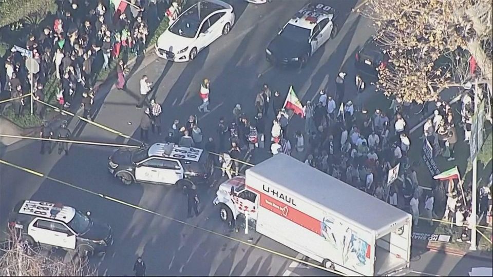 Gestoppter Truck in Menschenmenge