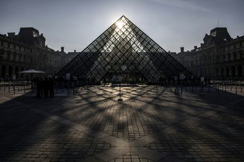 Louvre im Gegenlicht