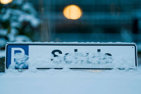 Wegen Glätte fällt am Dienstag die Präsenzpflicht an den Brandenburger Schulen aus. (Symbolbild) Foto: Andreas Arnold/dpa
