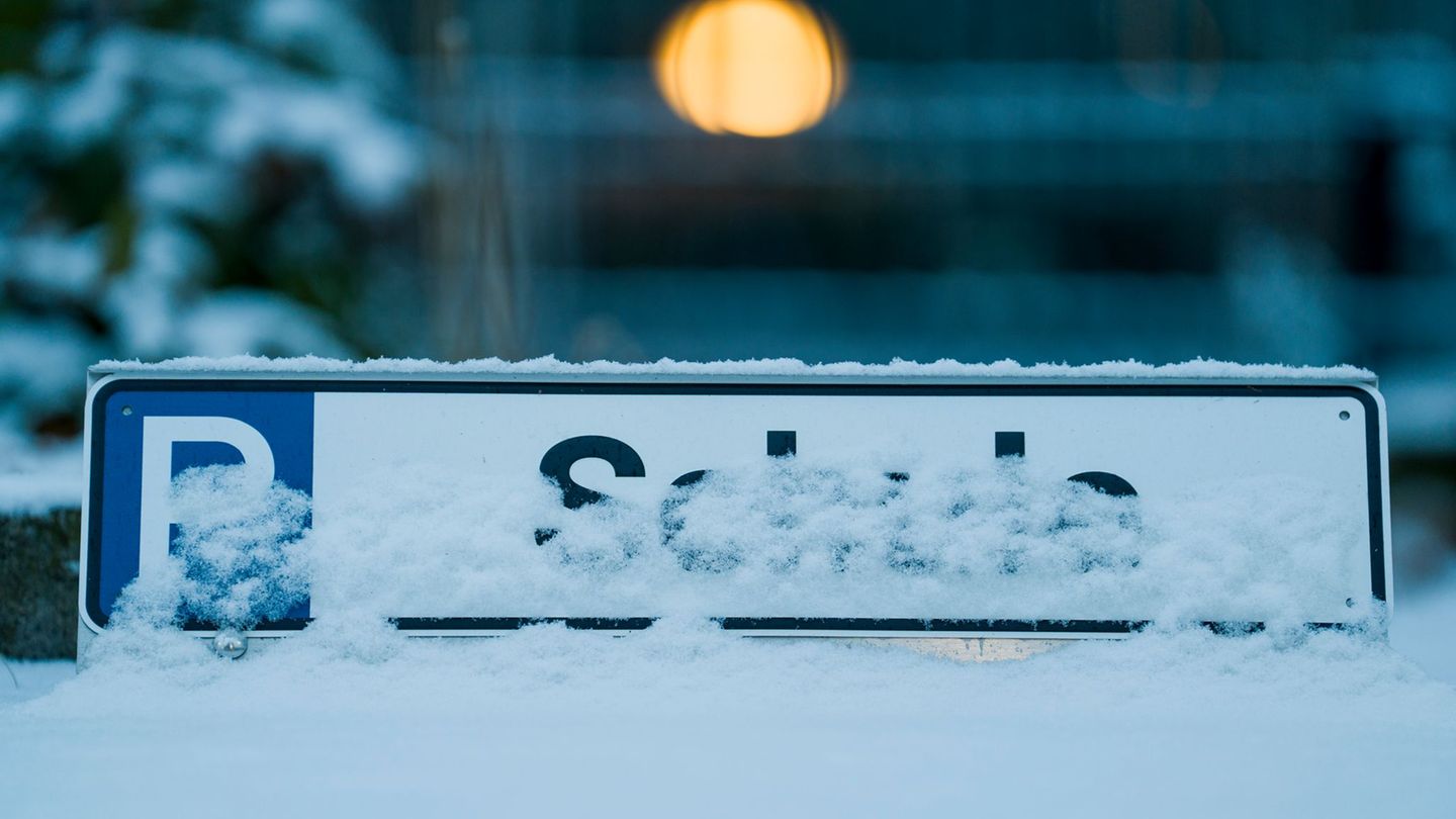 Wegen Glätte fällt am Dienstag die Präsenzpflicht an den Brandenburger Schulen aus. (Symbolbild) Foto: Andreas Arnold/dpa
