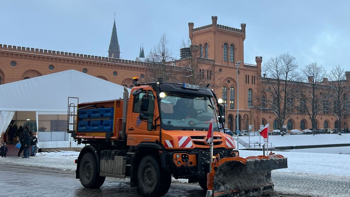 Durch Tauwetter drohen Dachlawinen. (Archivbild) Foto: Alma Friedrichs/dpa