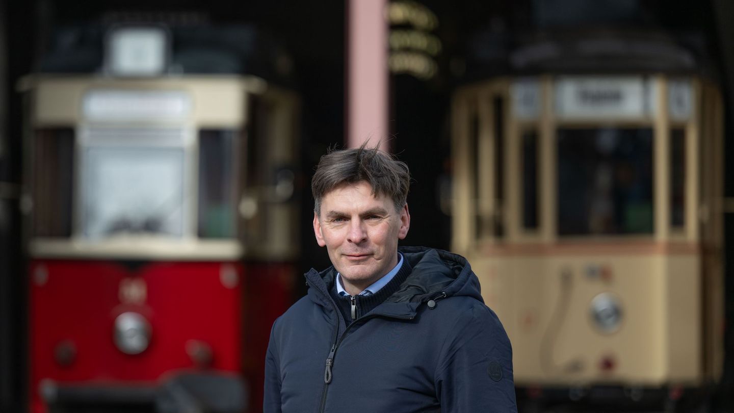 Die Naumburger Straßenbahn lässt sich von Schnee und Eis nicht aufhalten. (Archivbild) Foto: Hendrik Schmidt/dpa