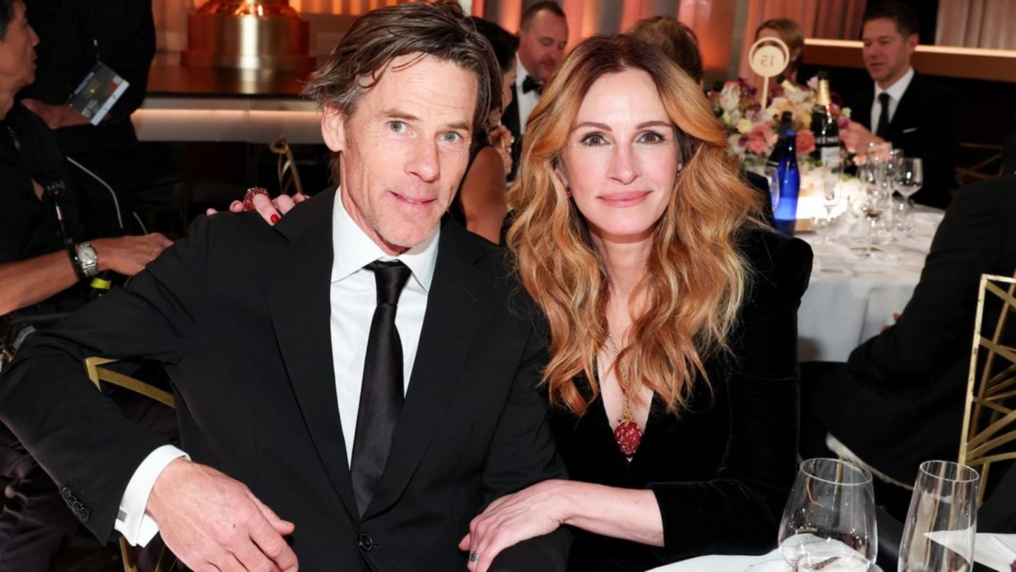 Julia Roberts und ihr Ehemann bei den 83. Golden Globe Awards.