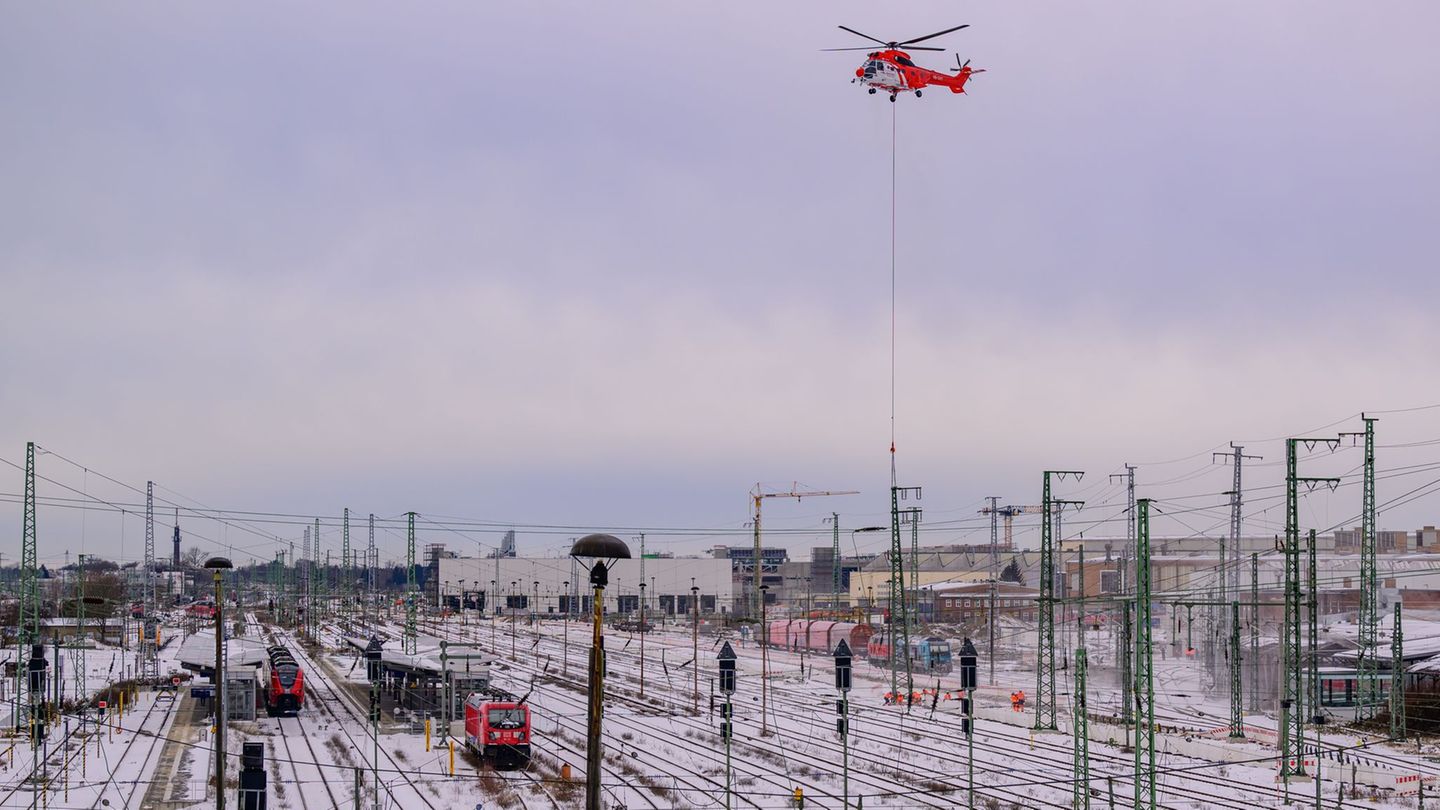 Ein Hubschrauber half bei Bauarbeiten am Cottbuser Bahnhof. Foto: Patrick Pleul/dpa