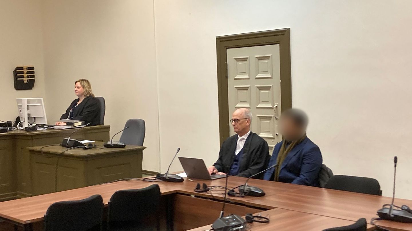 Dem 39-jährigen Angeklagten (r) wird Vergewaltigung in sechs Fällen vorgeworfen. Foto: Bernhard Sprengel/-/dpa