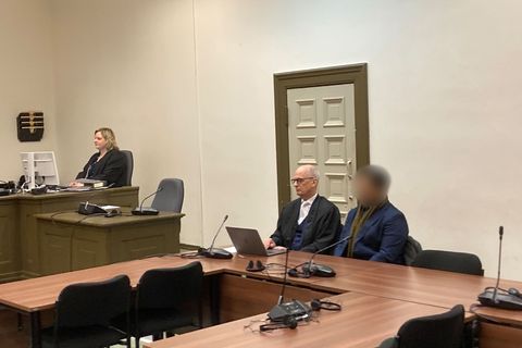 Dem 39-jährigen Angeklagten (r) wird Vergewaltigung in sechs Fällen vorgeworfen. Foto: Bernhard Sprengel/-/dpa