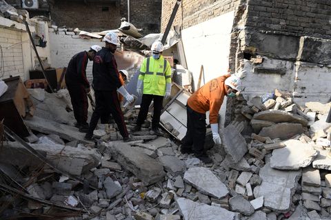 Rettungskräfte inmitten der Trümmer nach der Explosion in Pakistans Hauptstadt Islamabad