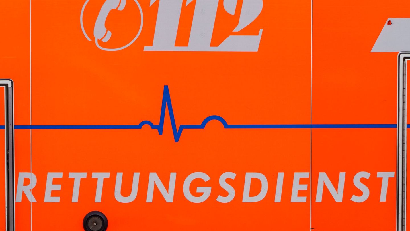 Das Opfer wurde schwer verletzt in eine Klinik gebracht. (Symbolbild) Foto: Andreas Arnold/dpa