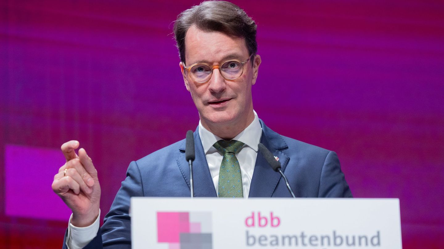 Nordrhein-Westfalens Ministerpräsident Hendrik Wüst (CDU) verteidigt energisch das Berufsbeamtentum. Foto: Rolf Vennenbernd/dpa