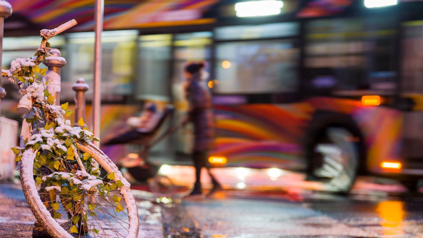 Schnee und Eis behindern den Nahverkehr in Hessen. Foto: Andreas Arnold/dpa
