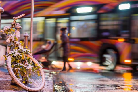 Schnee und Eis behindern den Nahverkehr in Hessen. Foto: Andreas Arnold/dpa
