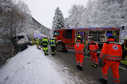 Einsatzkräfte zogen den Sattelzug nach dem Vorfall am Montagmorgen wieder auf die Straße. Foto: -/BRK Berchtesgadener Land/dpa