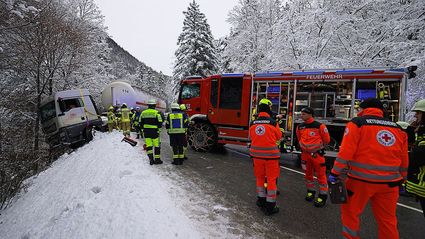 Einsatzkräfte zogen den Sattelzug nach dem Vorfall am Montagmorgen wieder auf die Straße. Foto: -/BRK Berchtesgadener Land/dpa