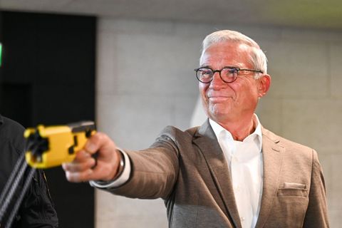 Innenminister Thomas Strobl (CDU) hebt vor allem den Schutz der Polizisten durch Taser hervor. Foto: Katharina Kausche/dpa