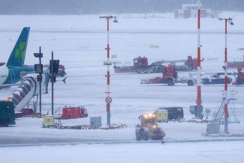 Der Winterdienst ist am Flughafen fleißig im Einsatz. (Archivbild) Foto: Bodo Marks/dpa