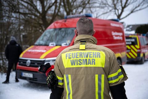 Bei der Suche nach einem verunglückten Eisbader musste die Feuerwehr unter anderem Kettensägen einsetzen      