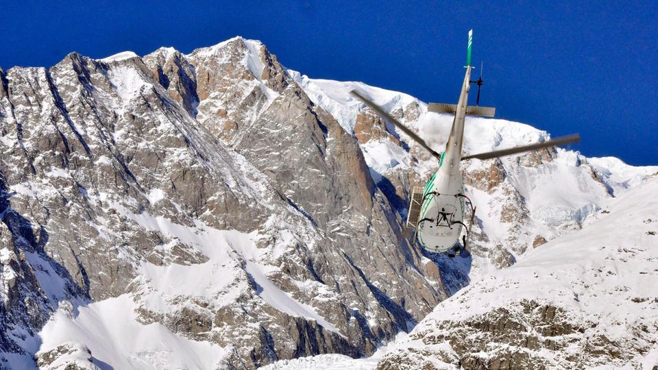 Ein Hubschrauber der Bergrettung auf dem Weg zu einem Einsatzort (Symbolbild)