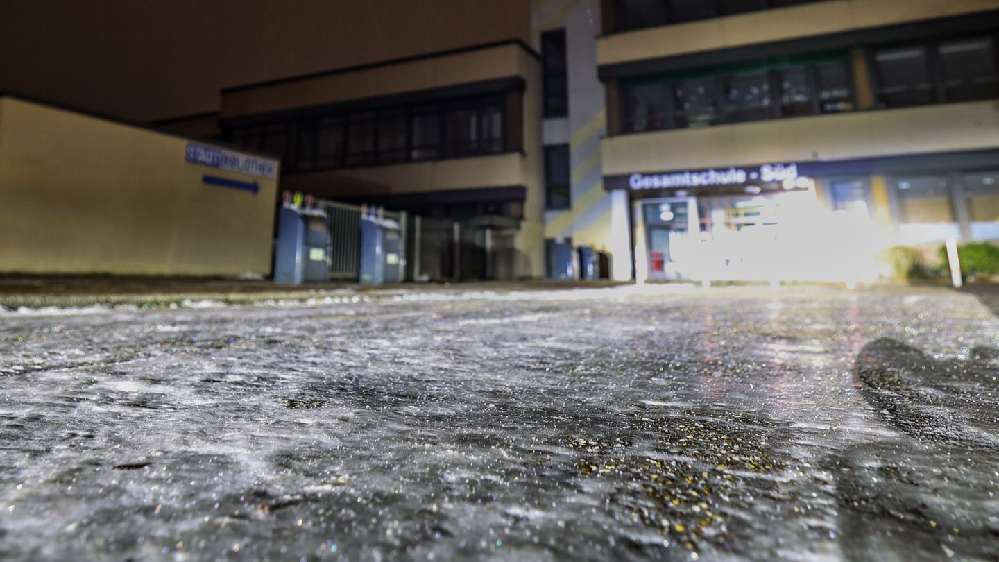 Der Weg zur Gesamtschule-Süd in Duisburg ist am Morgen spiegelglatt. Foto: Christoph Reichwein/dpa