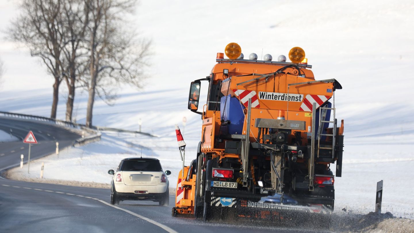 In den Landkreisen Börde und Wittenberg fahren morgen keine Busse und Bahnen für Schüler. (Symbolbild) Foto: Matthias Bein/dpa